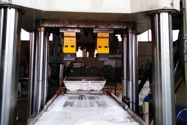 La presse à briquettes de sel