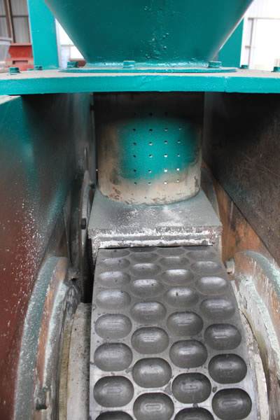 Presse à briquettes hydraulique pour poussière et copeaux Systèmes  d'extraction depuis plus 50 ans 